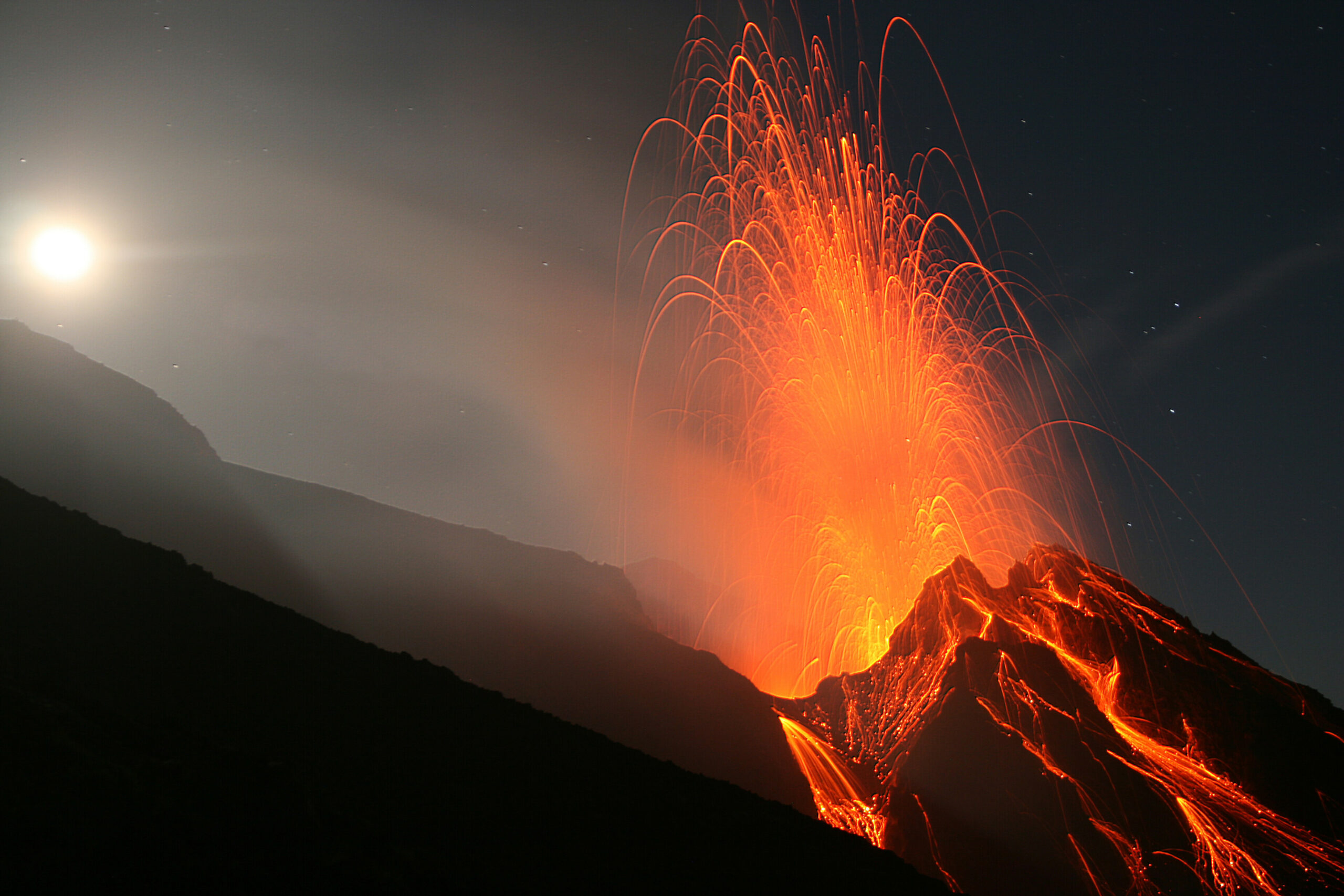 Blick auf Stromboli, einen der aktivsten Vulkane Europas in Italien (Archivbild aus 2021)