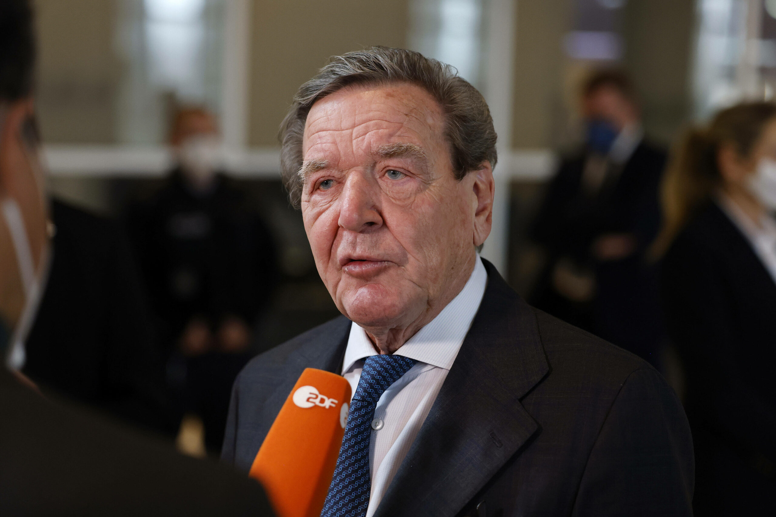 Gerhard Schröder darf vorerst SPD-Mitglied bleiben. Das kommt nicht überall gut an. (Archivbild)