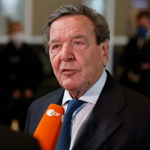 Gerhard Schröder darf vorerst SPD-Mitglied bleiben. Das kommt nicht überall gut an. (Archivbild)