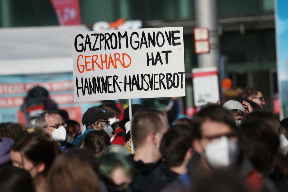Mit seiner Haltung zu Wladimir Putin sorgt Altkanzler Gerhard Schröder schon lange für Proteste.