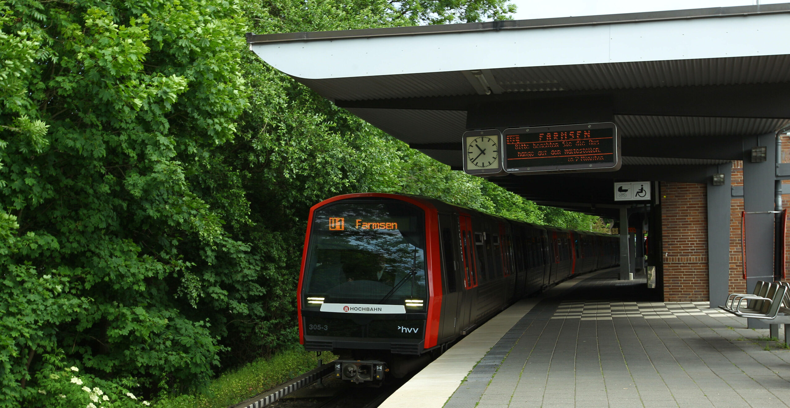 Symbolbild: Ein Zug der Linie U1 in Richtung Farmsen fährt aus dem Bahnhof Ohlsdorf heraus.