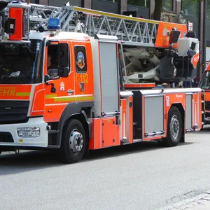 Ein Löschfahrzeug der Feuerwehr steht am Straßenrand. (Symbolbild)