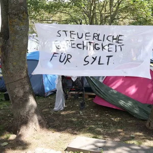 Das Protestcamp auf dem Rathausplatz in Westerland wurde von den Behörden nicht verlängert.