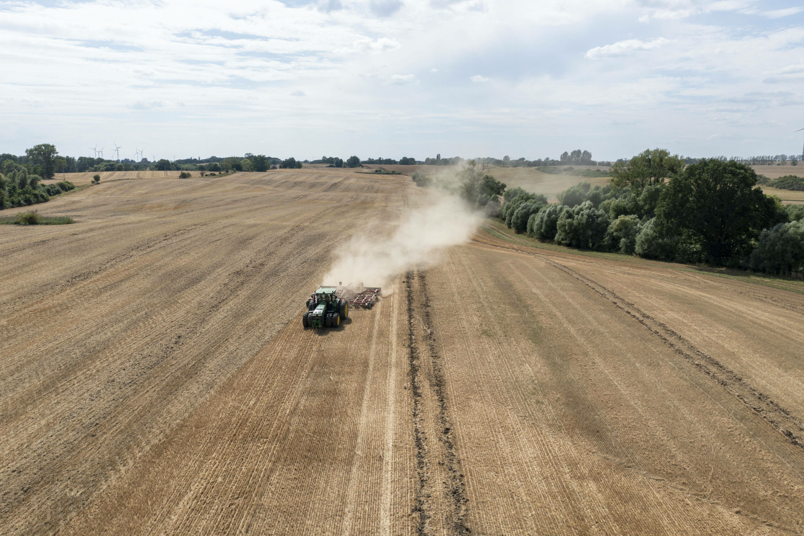 Ernteausfälle: ein Traktor auf einem Feld in der Uckermark (Symbolbild)