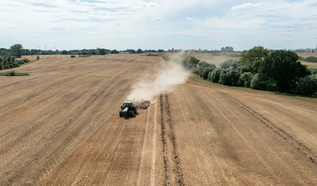 Ernteausfälle: ein Traktor auf einem Feld in der Uckermark (Symbolbild)