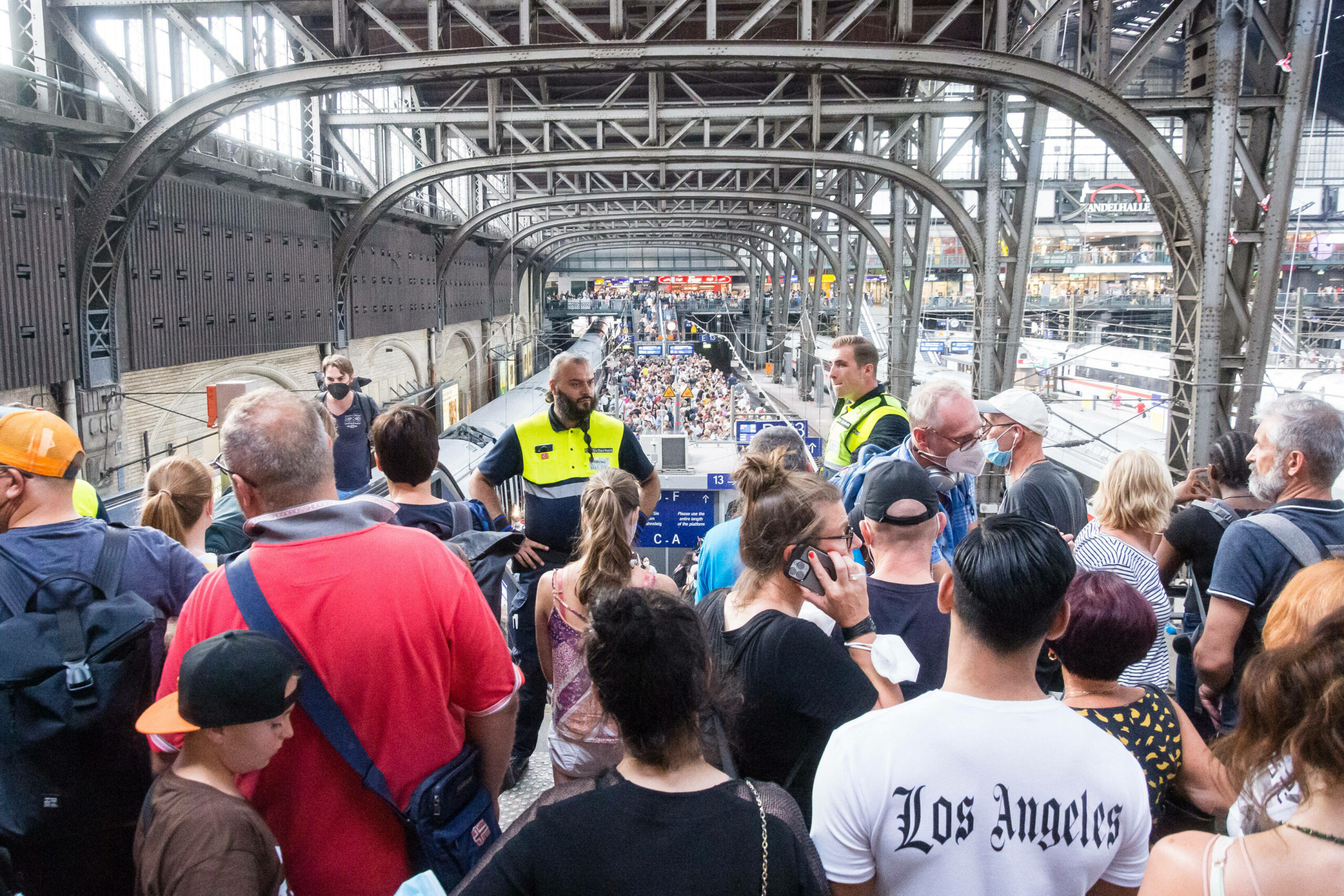 Überfüllte Bahnhöfe und Züge und unregelmäßiger Ersatzverkehr sorgen aktuell für großen Bahn-Ärger in Hamburg. (Symbolbild)