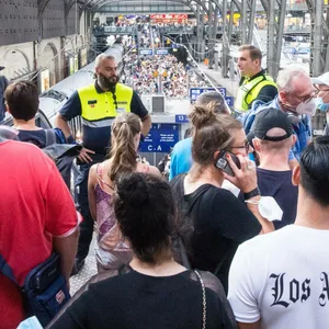 Überfüllte Bahnhöfe und Züge und unregelmäßiger Ersatzverkehr sorgen aktuell für großen Bahn-Ärger in Hamburg. (Symbolbild)