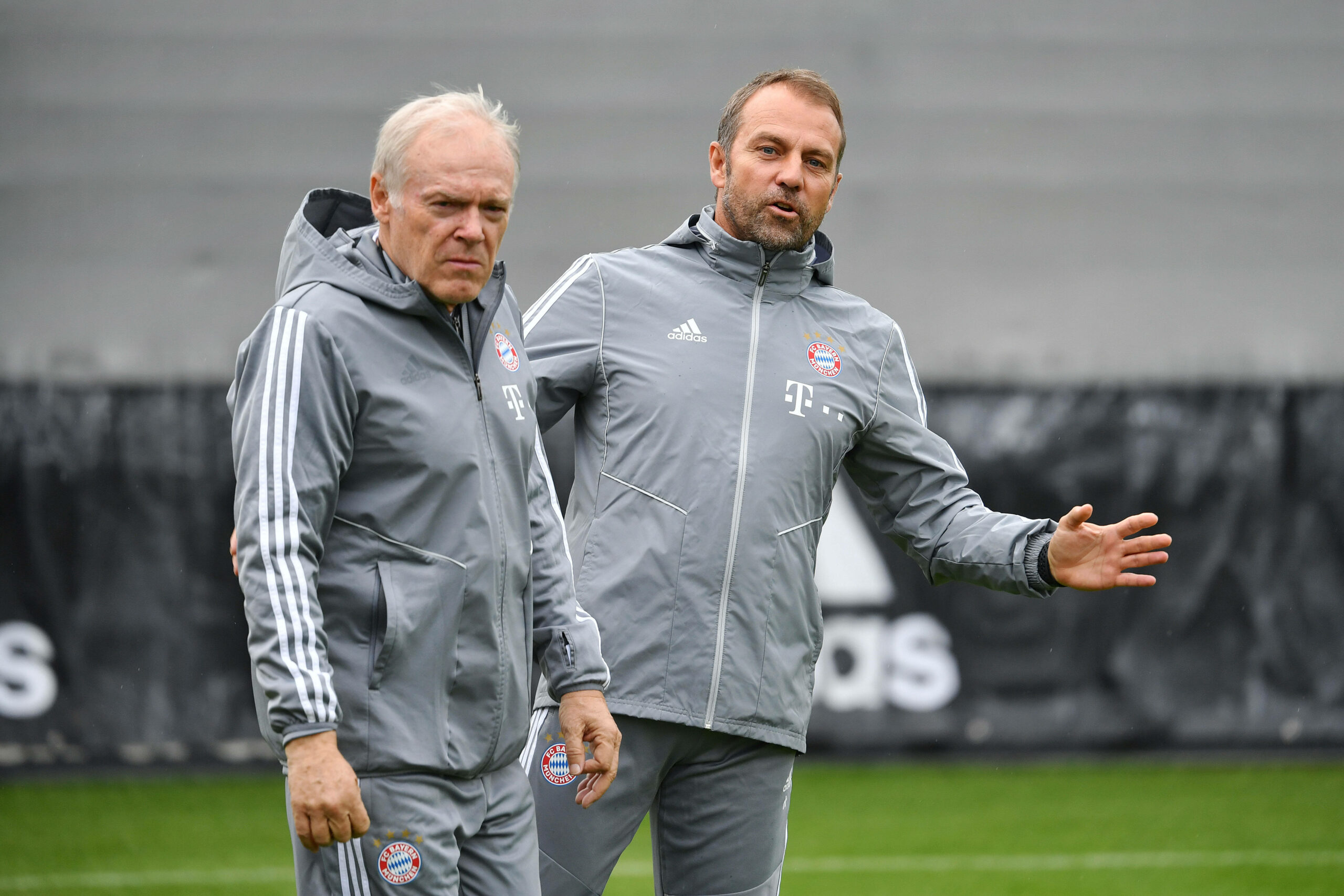 Bundestrainer Hansi Flick (r.) nimmt Hermann Gerland (l.) mit in Trainerstab der Katar-WM auf.