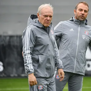 Bundestrainer Hansi Flick (r.) nimmt Hermann Gerland (l.) mit in Trainerstab der Katar-WM auf.