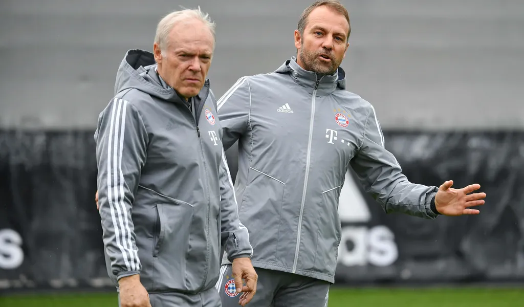 Bundestrainer Hansi Flick (r.) nimmt Hermann Gerland (l.) mit in Trainerstab der Katar-WM auf.