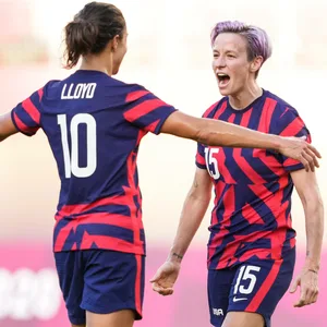Megan Rapinoe (r.) und die anderen Frauen der US-Nationalmannschaft können sich zukünftig vermutlich über mehr Gehalt freuen.
