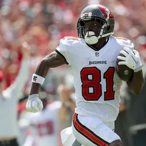 Der ehemalige Wide Receiver der Tampa Bay Buccaneers, Antonio Brown, vergleicht sich auf Twitter mit Jesus.