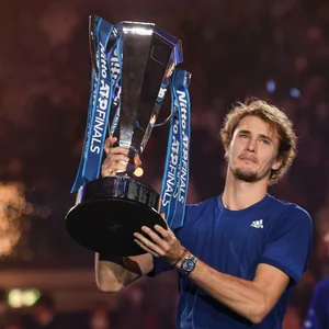 Alexander Zverev mit der ATP-Finals-Trophäe