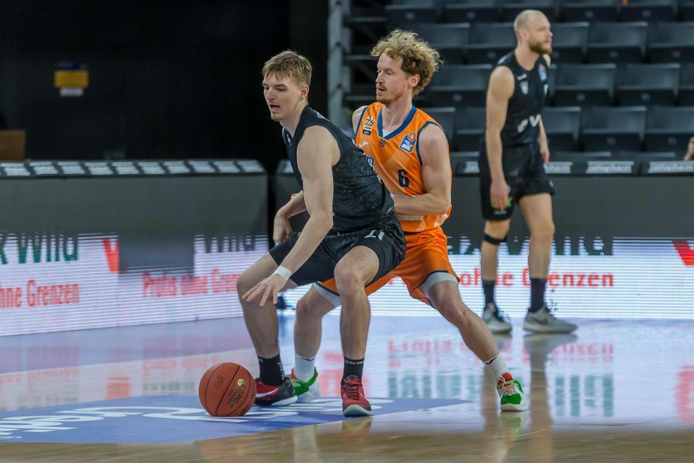 Hollatz dribbelt mit dem Rücken zu GÜnther den Ball