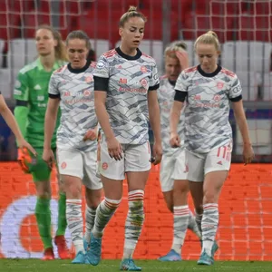 Eine Studie zeigt, dass ein Großteil der Erst- und Zweitliga-Fußballerinnen studieren, sich neben dem Fußball noch ein weiteres Standbein aufbauen müssen.