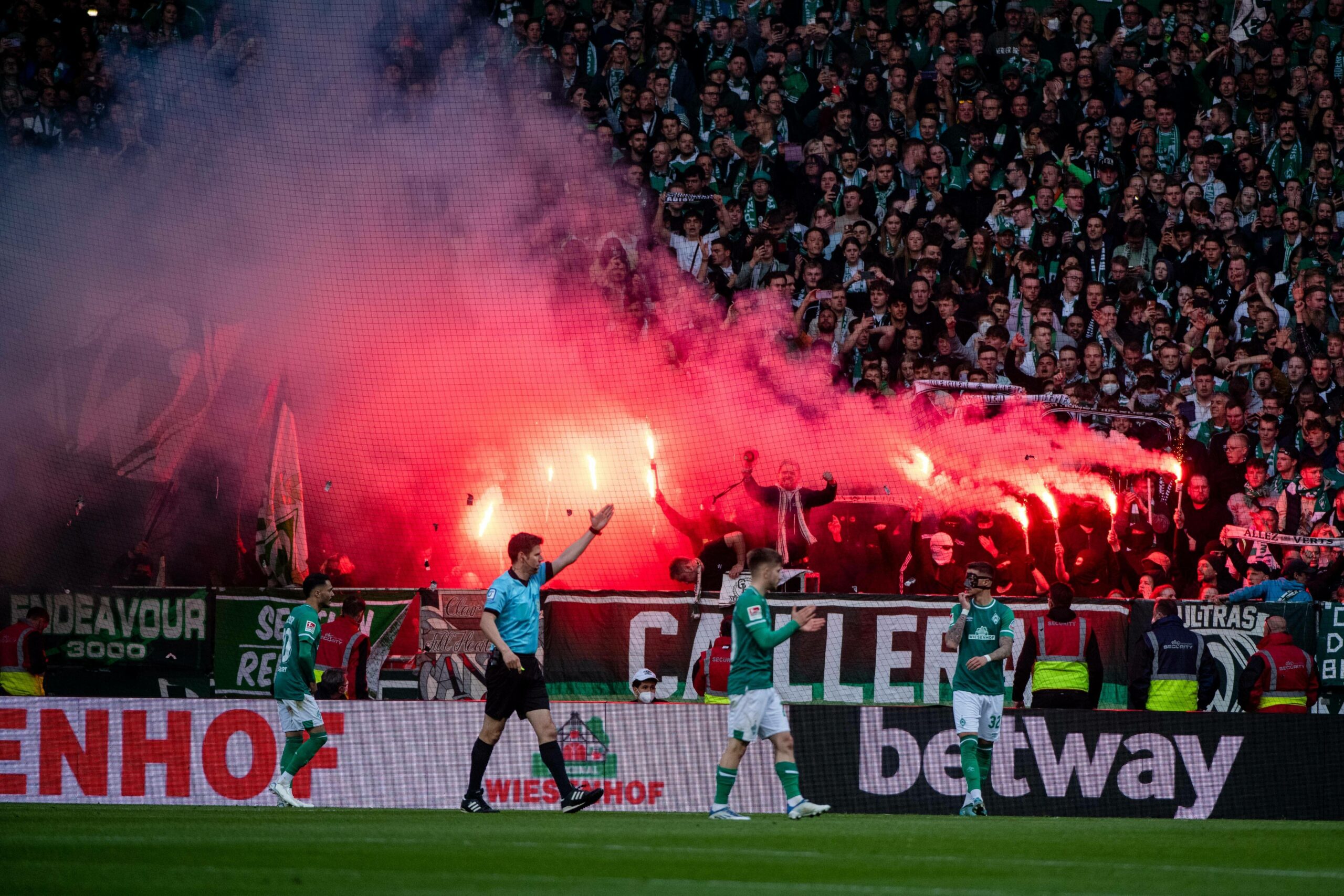 Symbolfoto: Die Polizei befürchtete zum Saisonauftakt den Einsatz von Pyrotechnik durch Bremen-Fans.