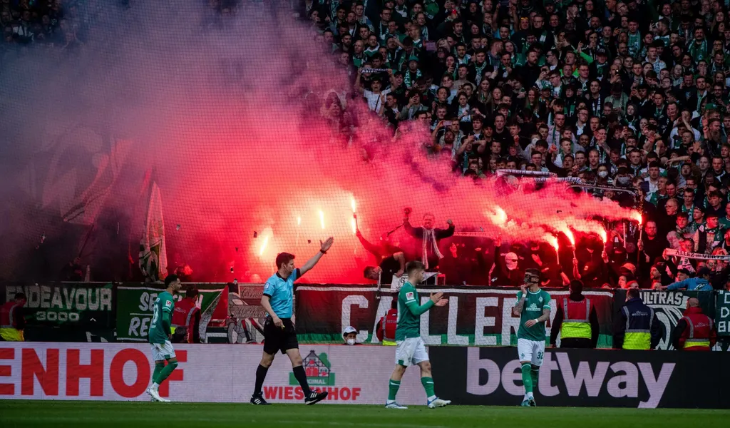 Symbolfoto: Die Polizei befürchtete zum Saisonauftakt den Einsatz von Pyrotechnik durch Bremen-Fans.