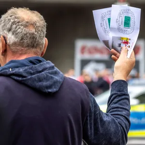 Ein Fan bietet vor einem Stadion zwei Tickets zum Verkauf an