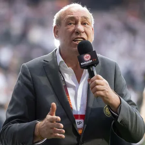 Eintracht-Boss Peter Fischer rudert nach seinen Mané-Aussagen zurück.