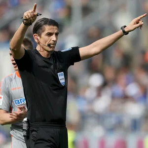 Deniz Aytekin verschafft mehr Zeit für Überprüfungen des Videoschiedsrichters.