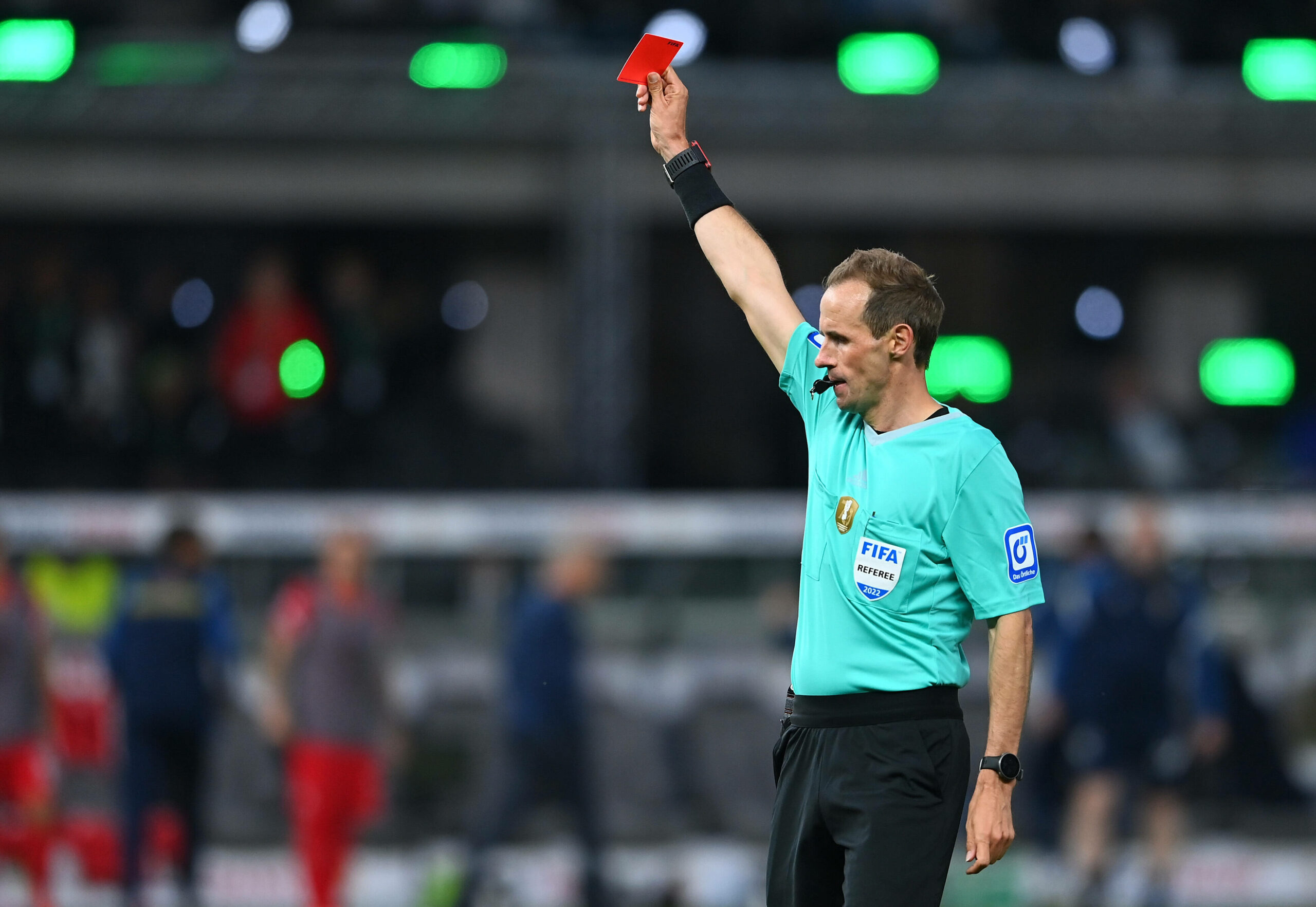 Sascha Stegemann zeigt im DFB-Pokalfinale zwischen dem SC Freiburg und RB Leipzig die rote Karte.