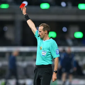 Sascha Stegemann zeigt im DFB-Pokalfinale zwischen dem SC Freiburg und RB Leipzig die rote Karte.