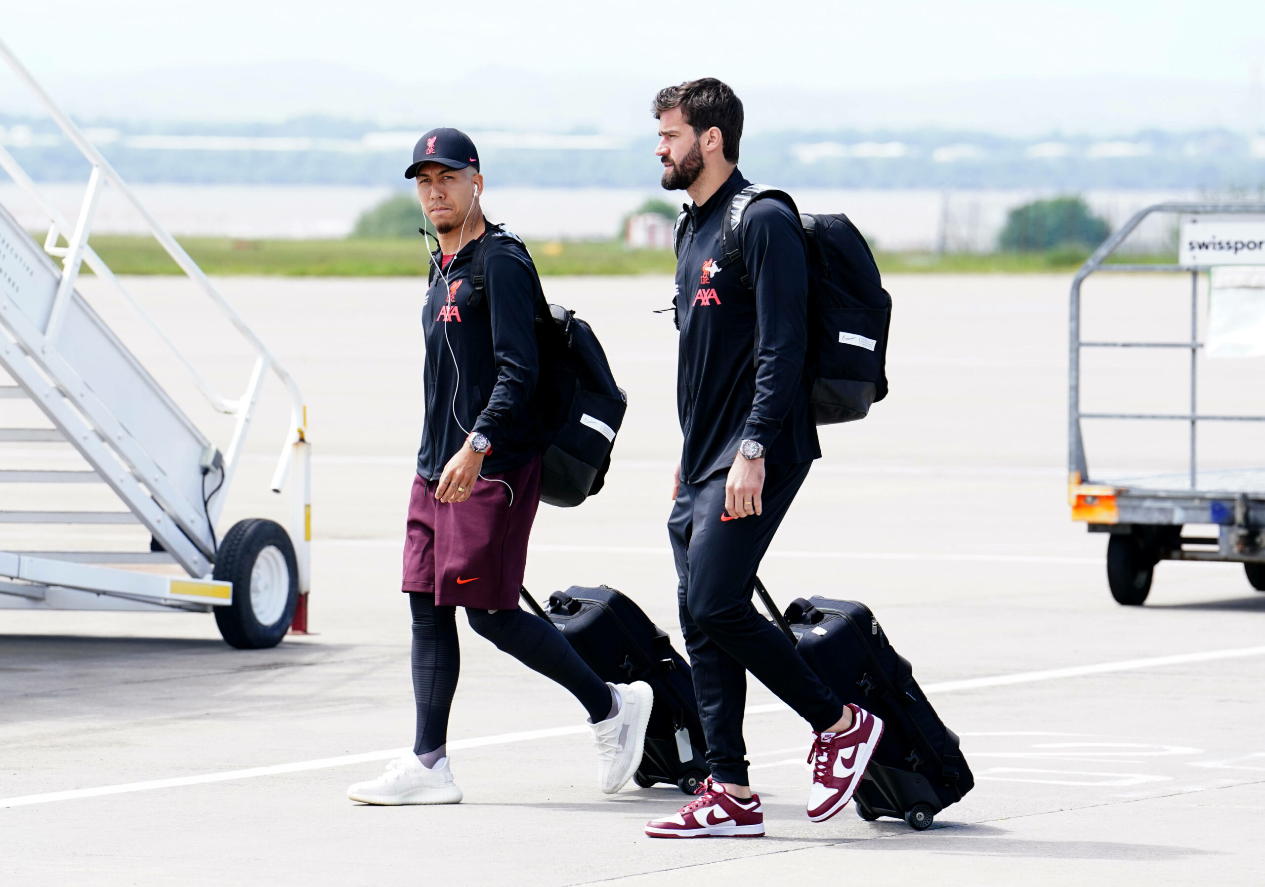 Roberto Firmino und Alisson am Flughafen