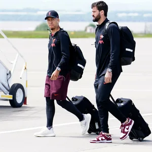 Roberto Firmino und Alisson am Flughafen