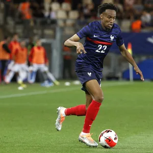 Nathan Ngoumou beim Dribbling