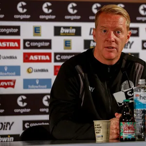 Timo Schultz auf der Pressekonferenz