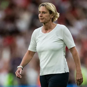 Bundestrainerin Martina Voss-Tecklenburg hat noch immer an der Niederlage im Endspiel der EM zu knabbern.