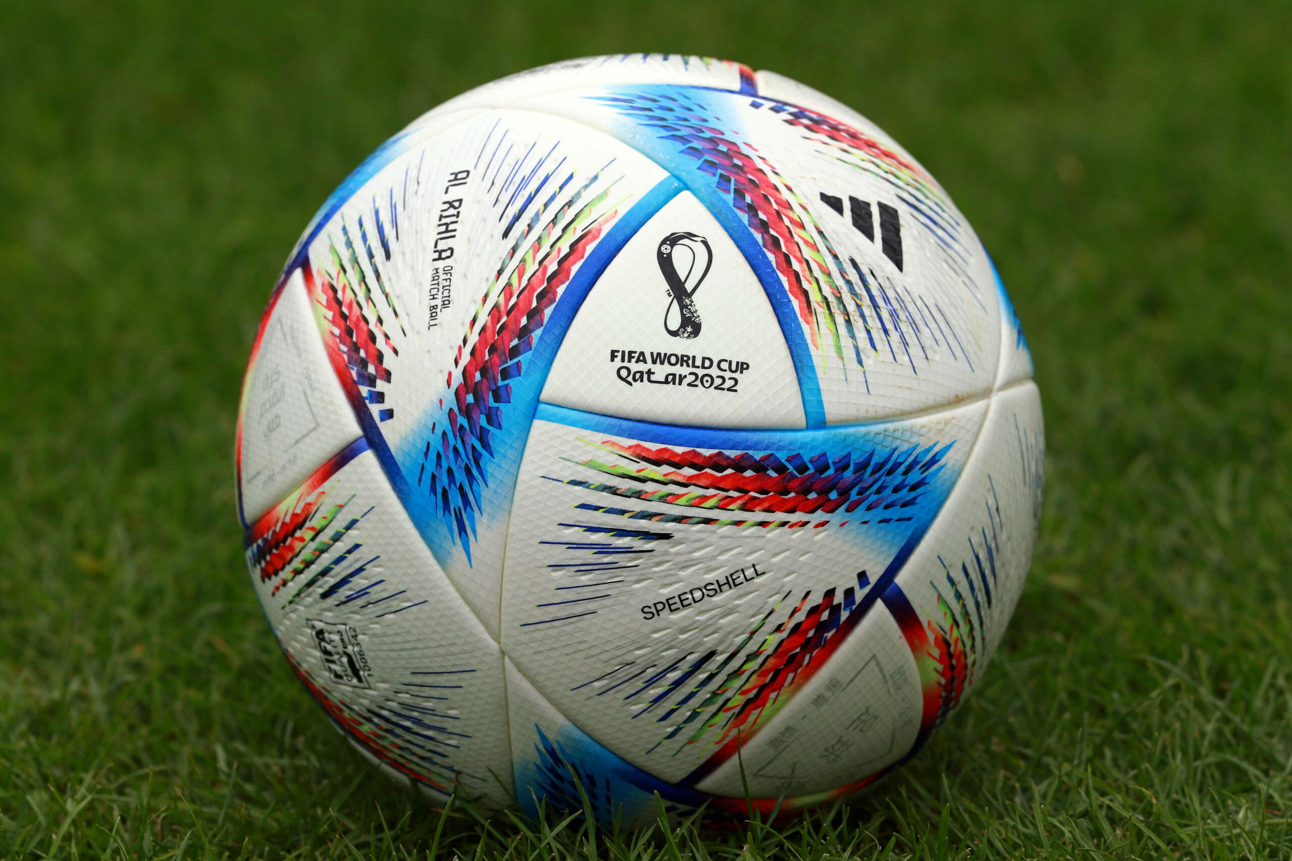 Der Spielball soll bei der WM in Katar schon einen Tag früher rollen als geplant.