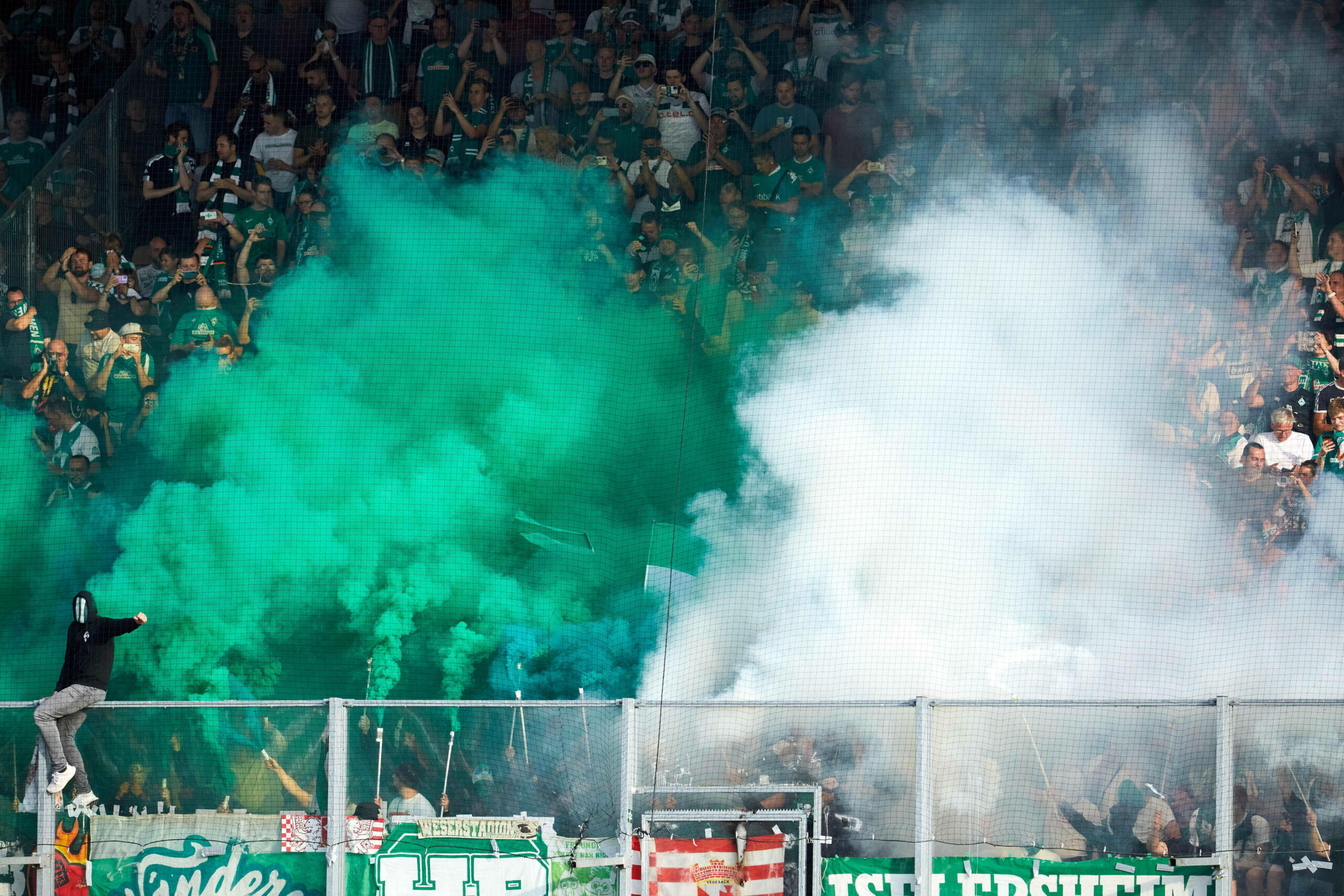 Bei der Partie gegen Cottbus, eine Woche vor der gegen Wolfsburg, hatte es „heftigste Exzesse mit Pyrotechnik“ gegeben.