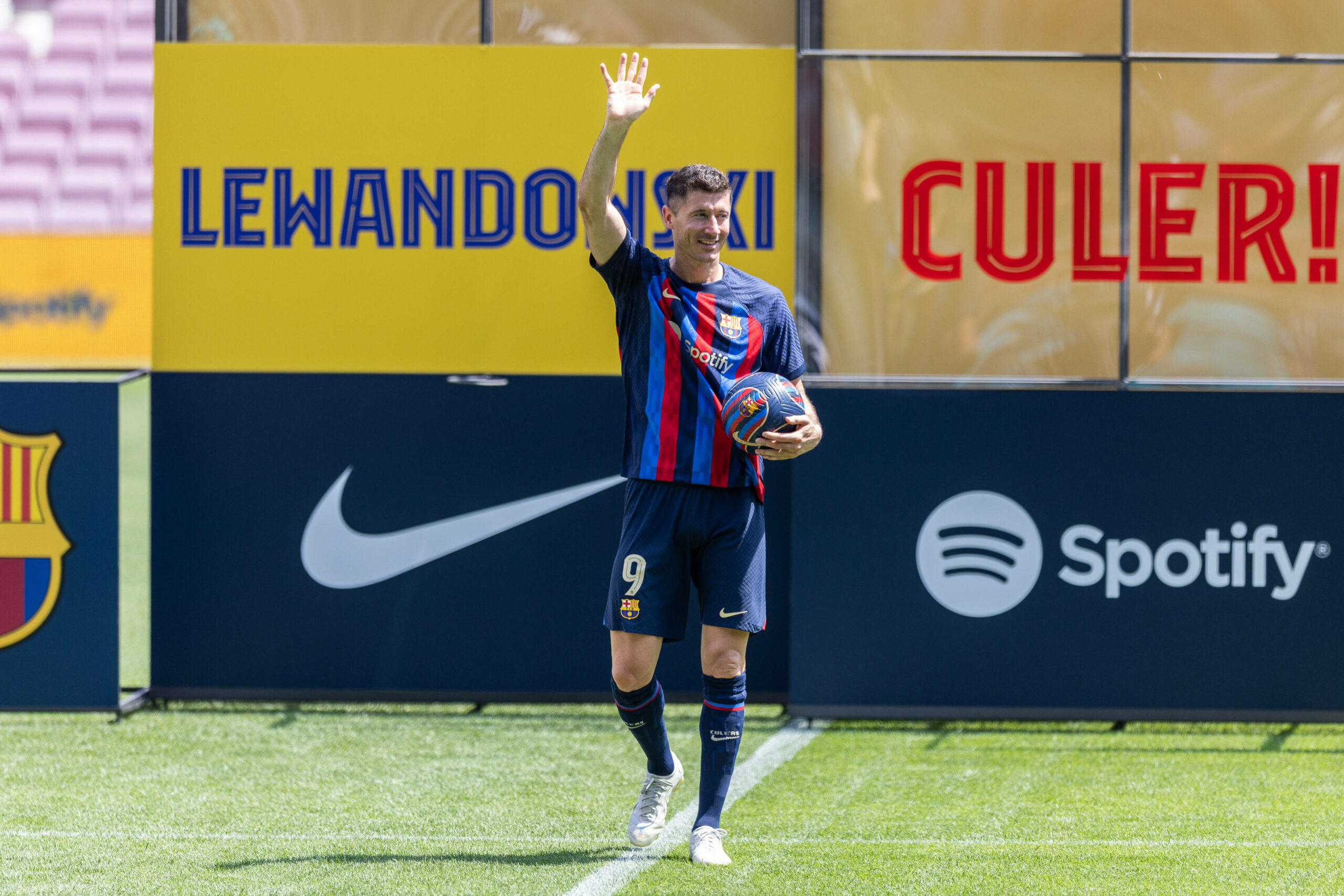 Robert Lewandowski wurde bei der Vorstellung beim FC Barcelona von den Fans bejubelt.