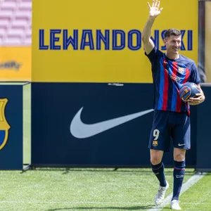 Robert Lewandowski wurde bei der Vorstellung beim FC Barcelona von den Fans bejubelt.