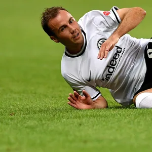 Mario Götze verlor sein Frankfurt-Debüt deutlich gegen Bayern München.