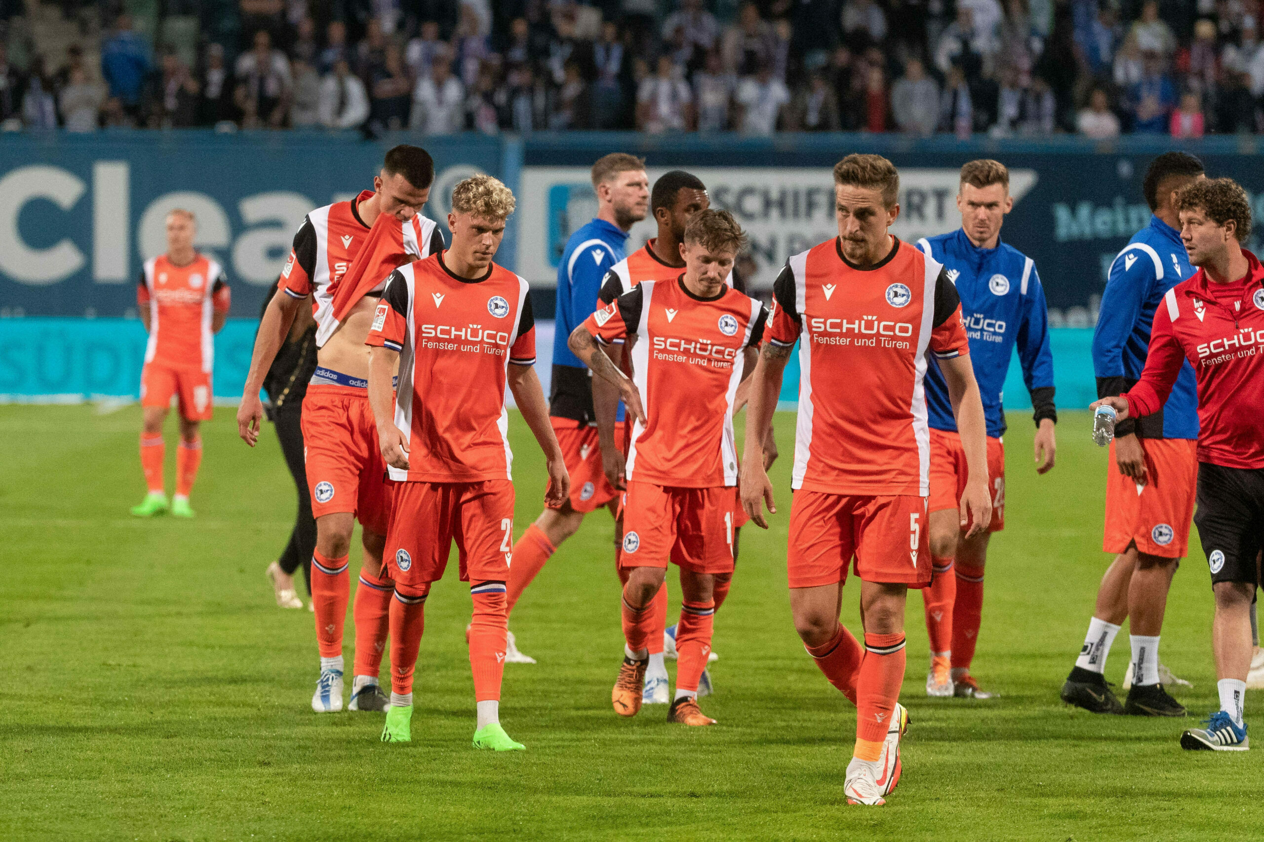 Die Profis von Arminia Bielefeld waren nach dem 1:2 in Rostock schwer enttäuscht.