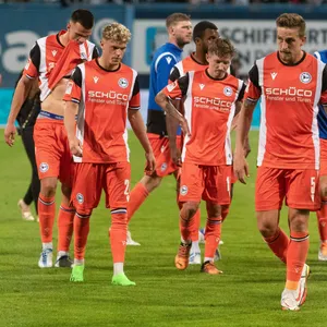 Die Profis von Arminia Bielefeld waren nach dem 1:2 in Rostock schwer enttäuscht.