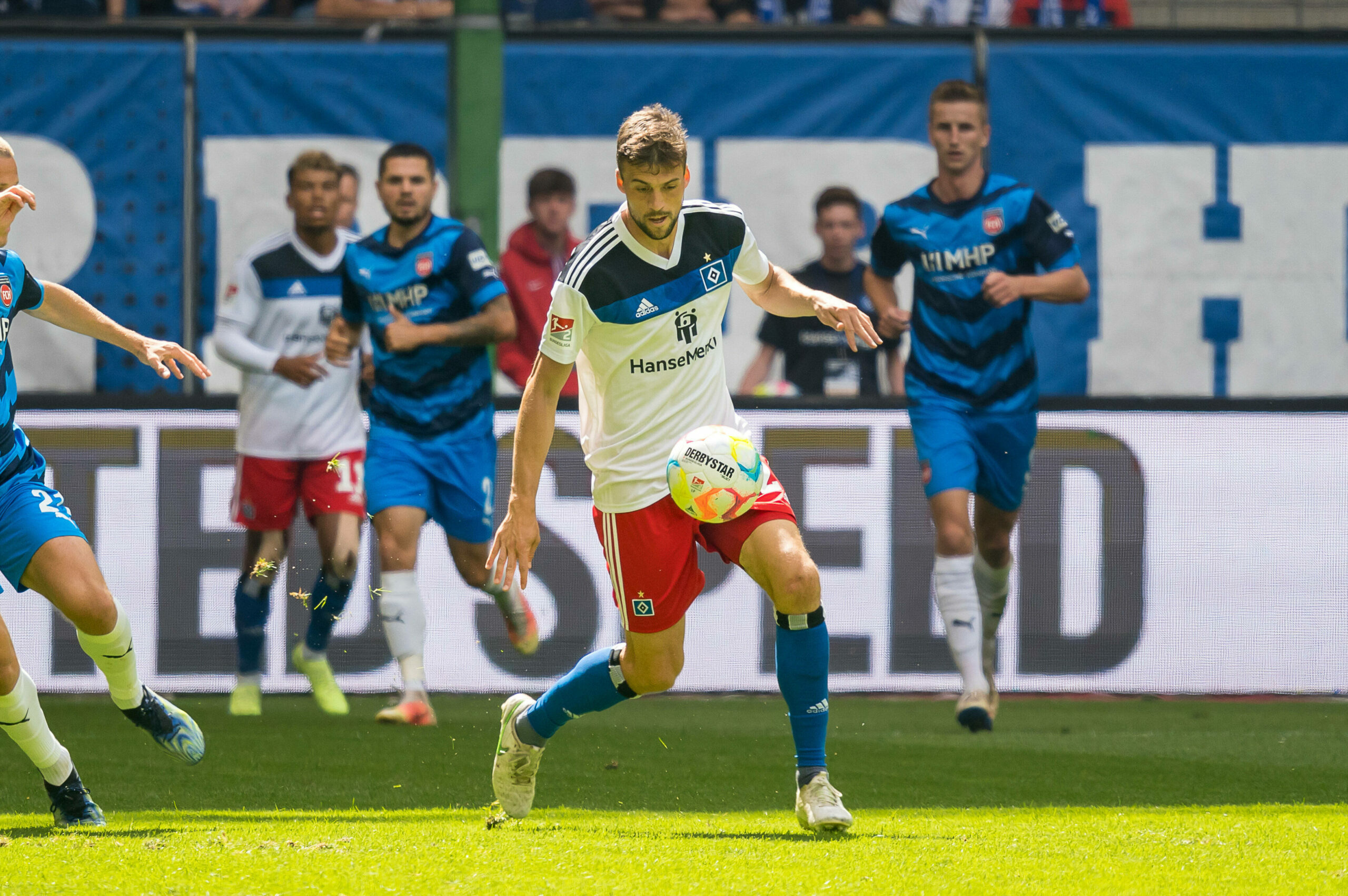 Jonas Meffert im Spiel des HSV gegen Heidenheim