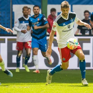 Jonas Meffert im Spiel des HSV gegen Heidenheim