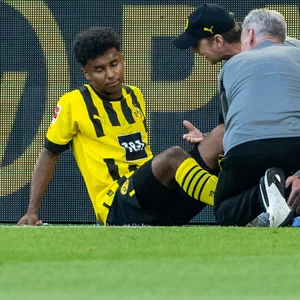 Karim Adeyemi von Borussia Dortmund wird behandelt