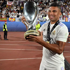 Casemiro mit dem UEFA Supercup in der Hand