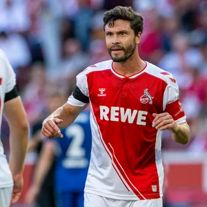 Kölns Jonas Hector gibt seinen Mitspielern Anweisungen