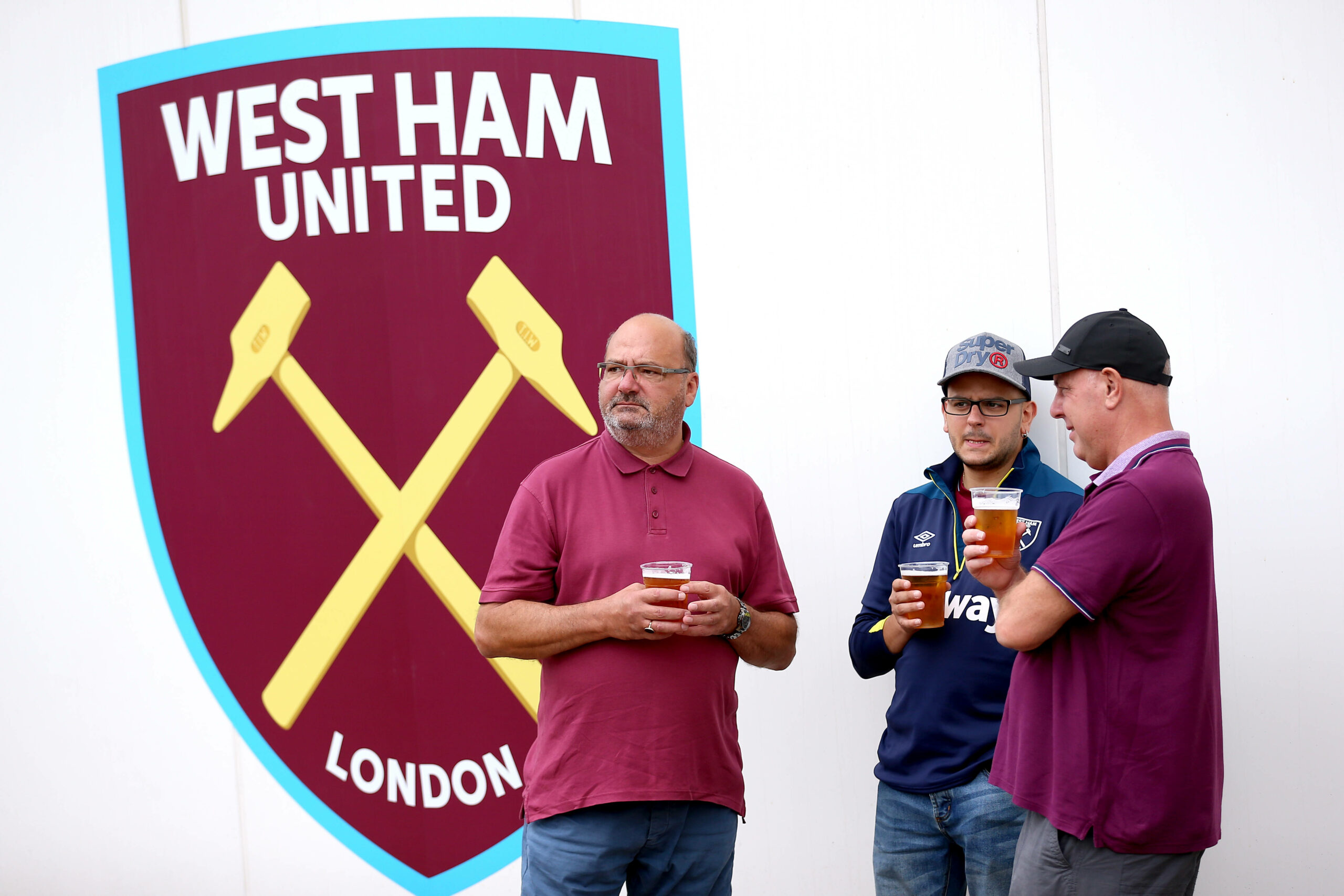 Nach Protesten der Fans will West Ham United die Bierpreise im Stadion senken.