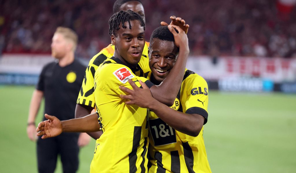 Borussia Dortmund verlängert langfristig mit Jamie Bynoe-Gittens (l.) bis 2025.