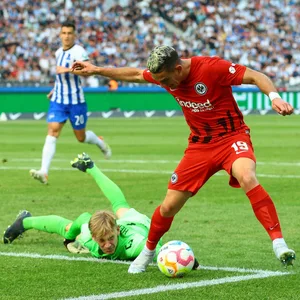 Der Frust bei der Eintracht sitzt tief, nachdem Rafael Borré (r.) im Strafraum der Hertha zu Fall kam.