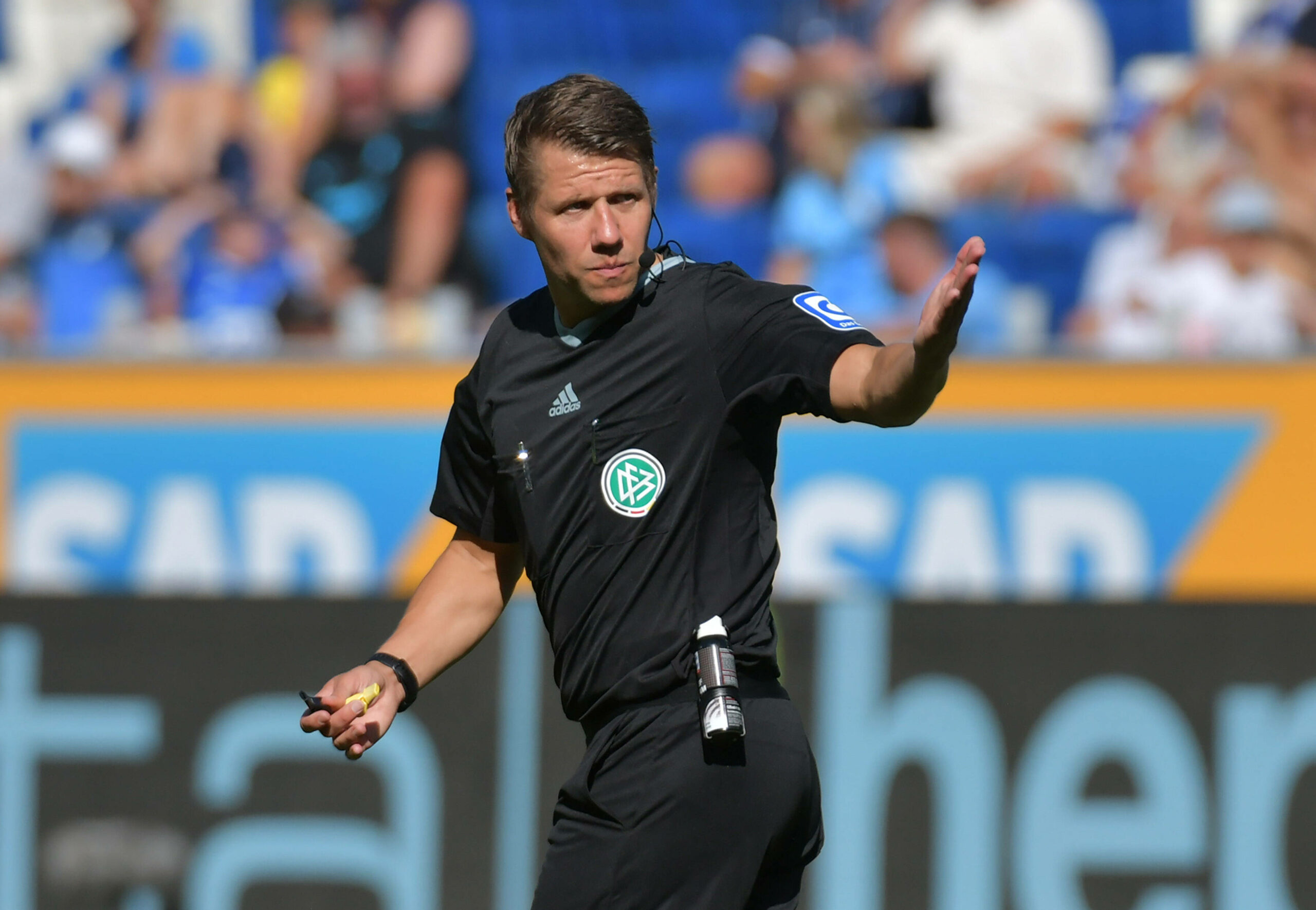 Patrick Ittrich stellte sich nach dem Spiel zwischen Hoffenheim und Bochum einem pöbelnden Fan.