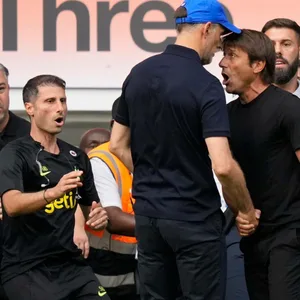 Thomas Tuchel (l.) und Antonio Conte lieferten sich nach dem Spiel eine Auseinandersetzung.