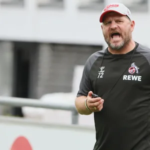 Stefan Baumgart in seinem Element: emotional an der Seitenlinie