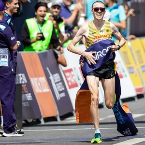 Richard Ringer beim Zieleinlauf des EM-Marathons in München: Er gewinnt die Goldmedaille.